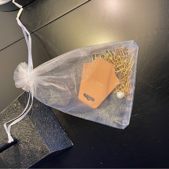 Gold tone Necklace with dangle faux pearl - Picture 5 of 5